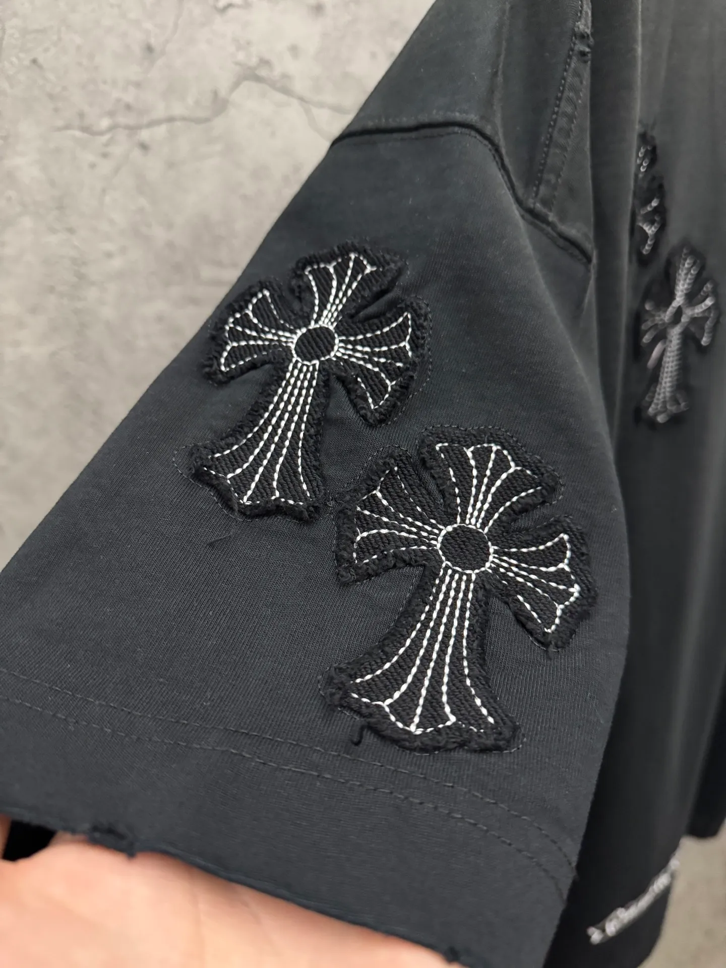 P240 top version, real shot without P, ​​different from market currency) 𝗖𝗵𝗿𝗼𝗺𝗲 𝗛𝗲𝗮𝗿𝘁𝘀/Croxin 2026 spring new original single counter American washed patch embroidered couple short sleeves 👑The highest version! Customized fabric 320 grams, washed and fried, a hot-selling model at the counter, very comfortable to wear. Accessories: original molded and authenticated collar label➕100% silk wash label. Genuine purchase-grade original hangtag➕matching hanging rope➕3D hanging beads➕original packaging bag. Craftsmanship: The original version has consistent wiring! The highest version of the armhole matching technique! Color: Black White Size: S M L XL Style No.: 5206